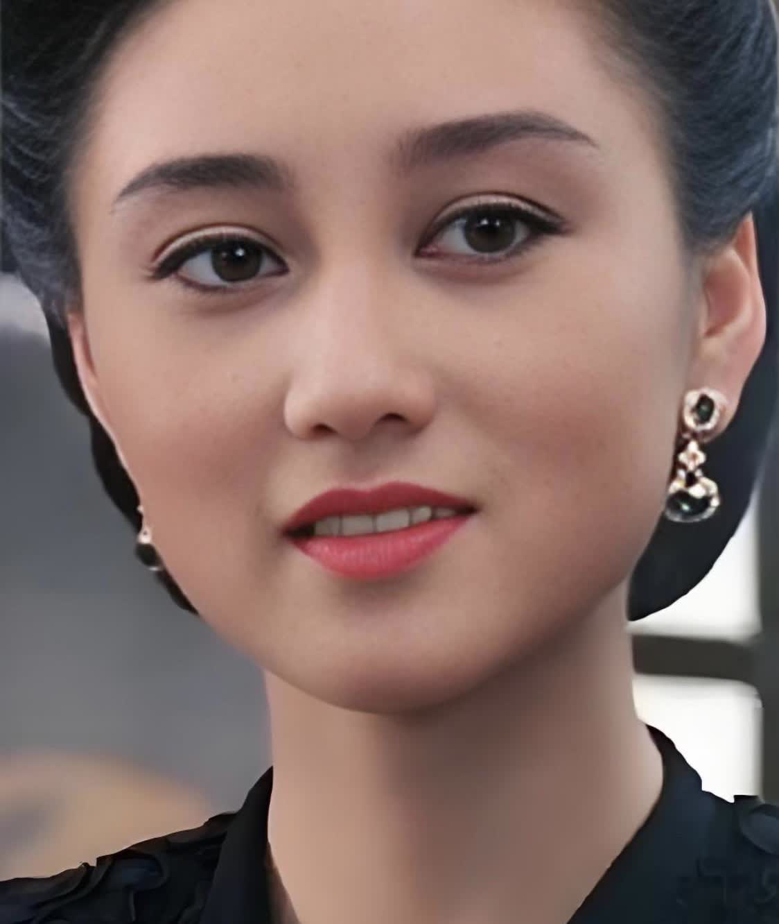 李连杰和利智真的很一般般般配，因为长相不搭；利智当时对李连杰也并没有什么兴趣，只