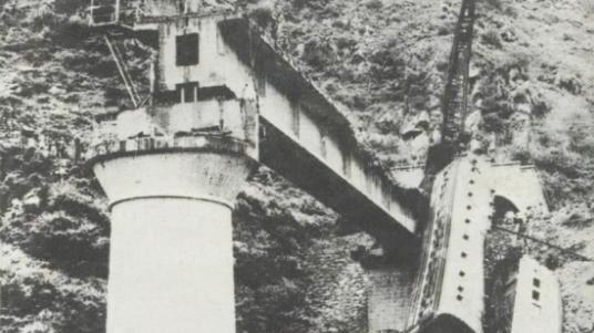 1981年，当442次列车驶出隧道瞬间，司机惊恐地发现，铁轨突然消失了!他第一时