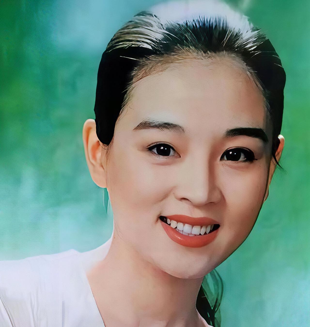 谁能想到，照片里这位衣着素雅、眼神恬淡的女士，曾是惊艳大江南北的“古装第一美人”