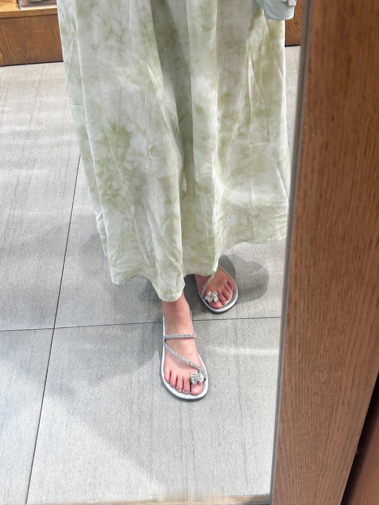 不儿?以为今天周五了还特地穿小裙子庆祝呢早上起来以为今天周五，特地美美的打扮一下