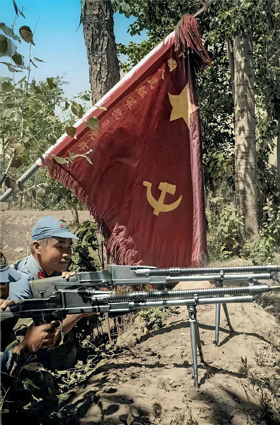 1938年长征到达陕北的红军，已经是衣衫褴褛了。当地被服厂紧急赶制出了一批军服，