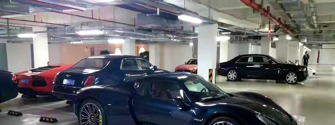 车随便用，刮了算我的。拍《飞驰人生》时，韩寒为天价超跑发愁。王思聪直接把自家