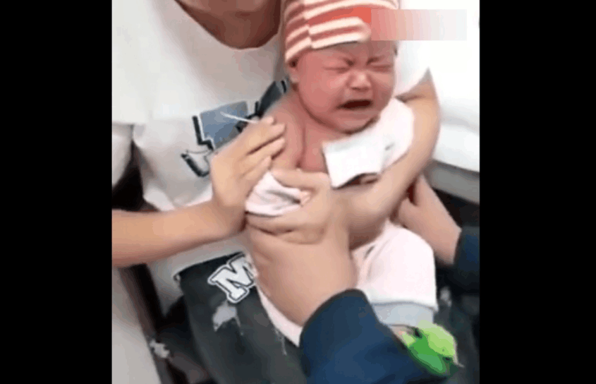 实拍: 六个月大婴儿打针, 突然说了一句“真疼啊”, 现场都蒙圈了