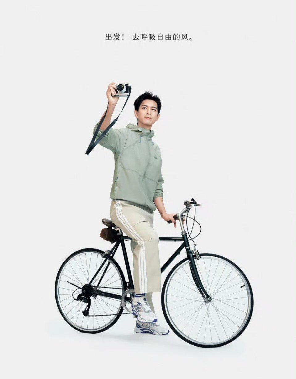 春来了，心动了～阿迪达斯品牌全线代言人李现的这组春日大片清爽帅气，活力满满，太养