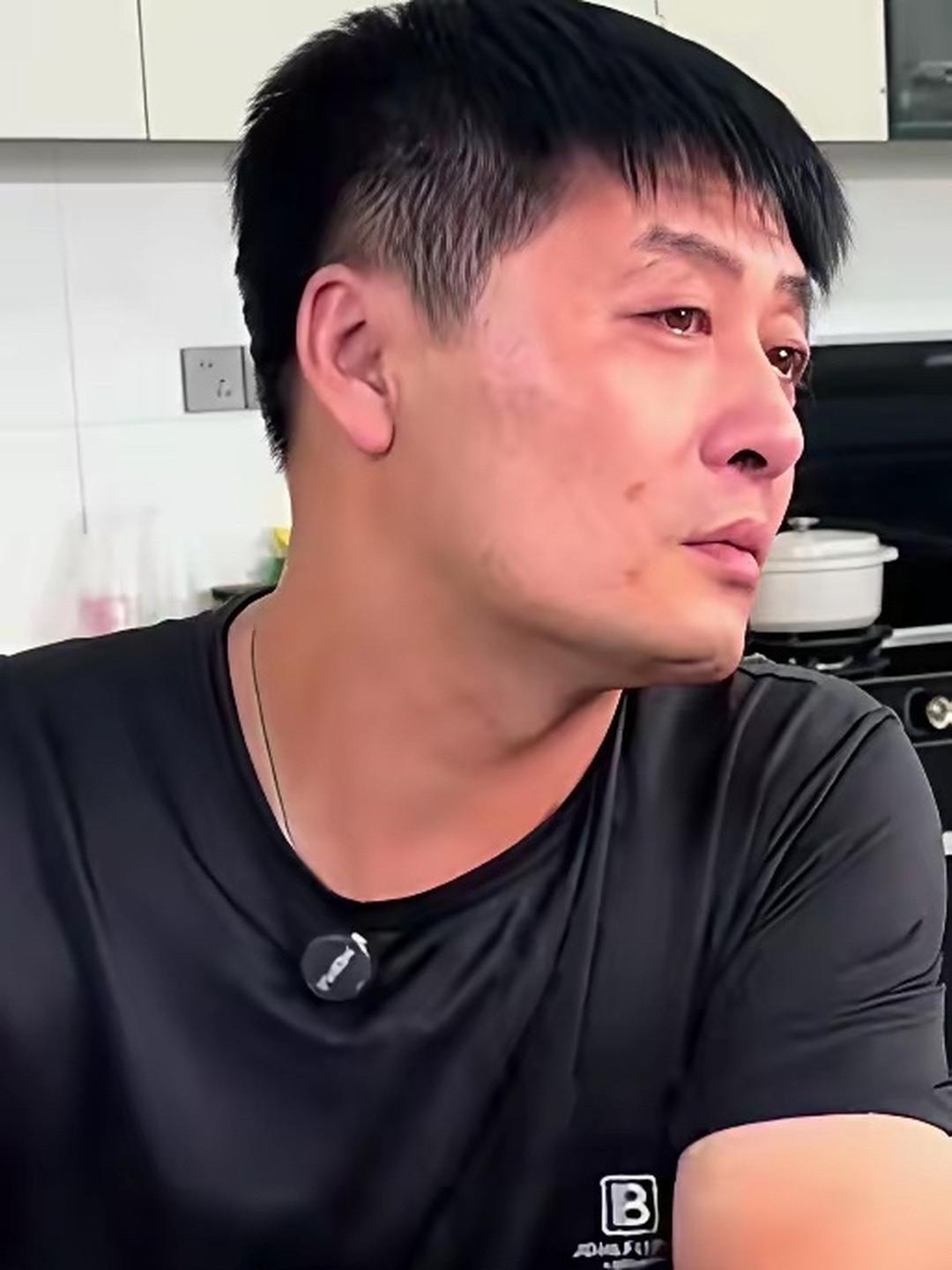 永远不要低估人性的恶！42岁烧烤老陈直播间哭了，不是矫情，是被羊毛党薅穿了。他给