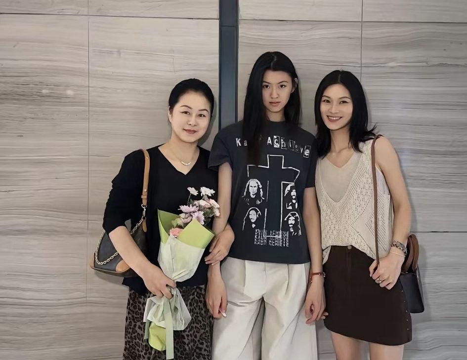 你敢相信画面里是外婆、妈妈、女儿三代人吗？三代同框，颜值一脉相承，优越基因