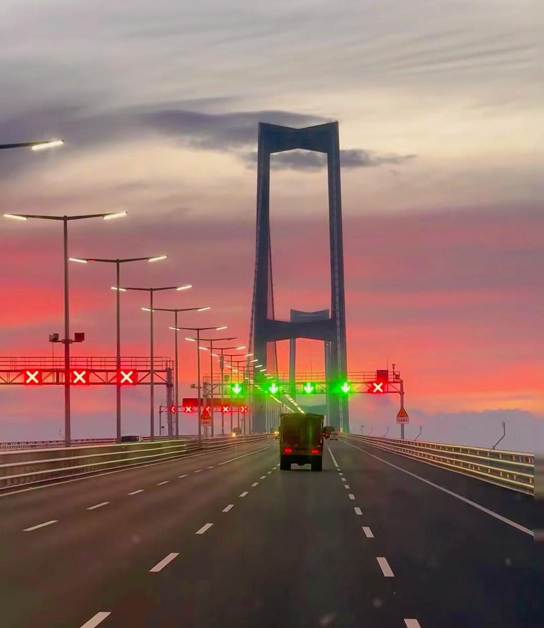 ：）人到中年：“活着活着，你就会明白，只要父母好好的不住院，孩子好好的，不痴呆