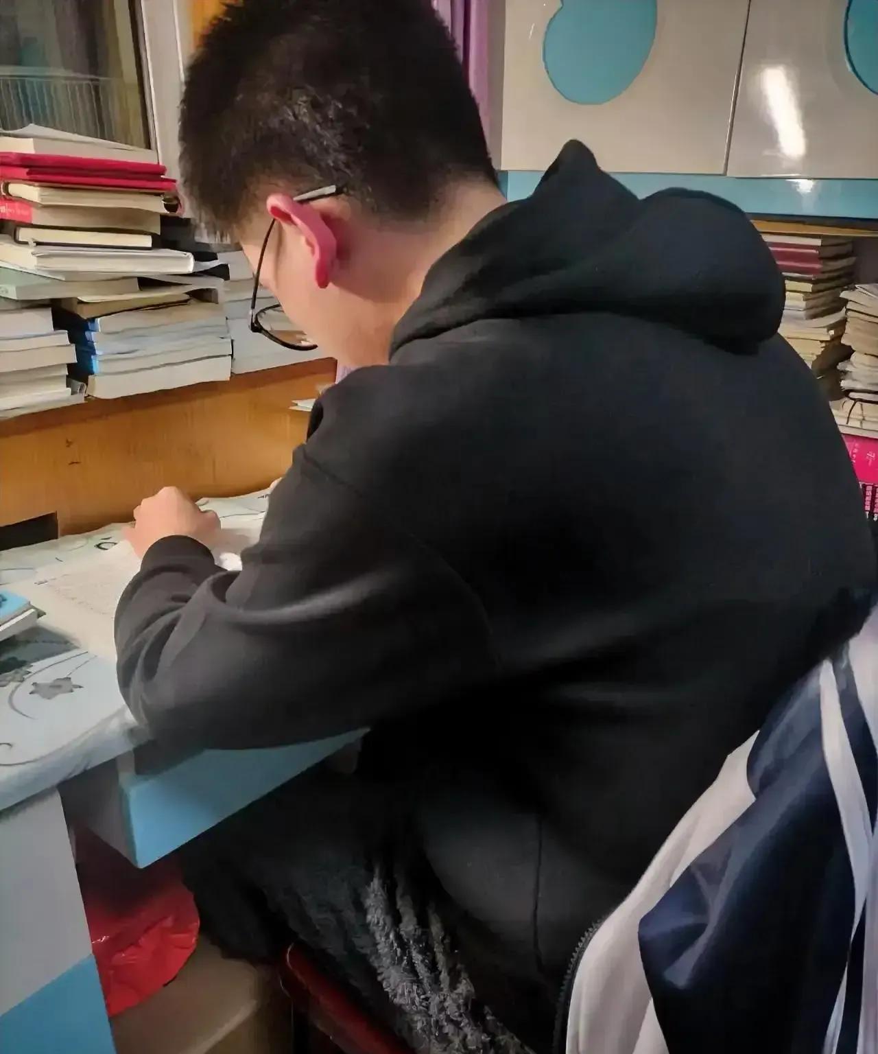 哪有当妈妈这样诅咒自己儿子的。我家邻居的儿子今年高考摸底考试没有考好，他妈妈知