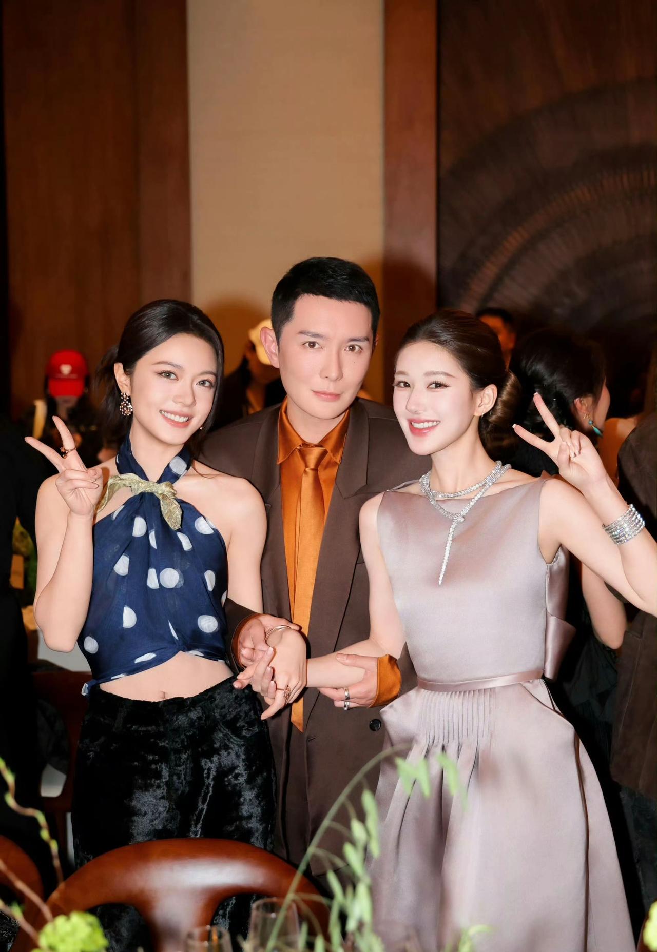刘冲和赵露思，赵今麦VOGUE晚宴合照​