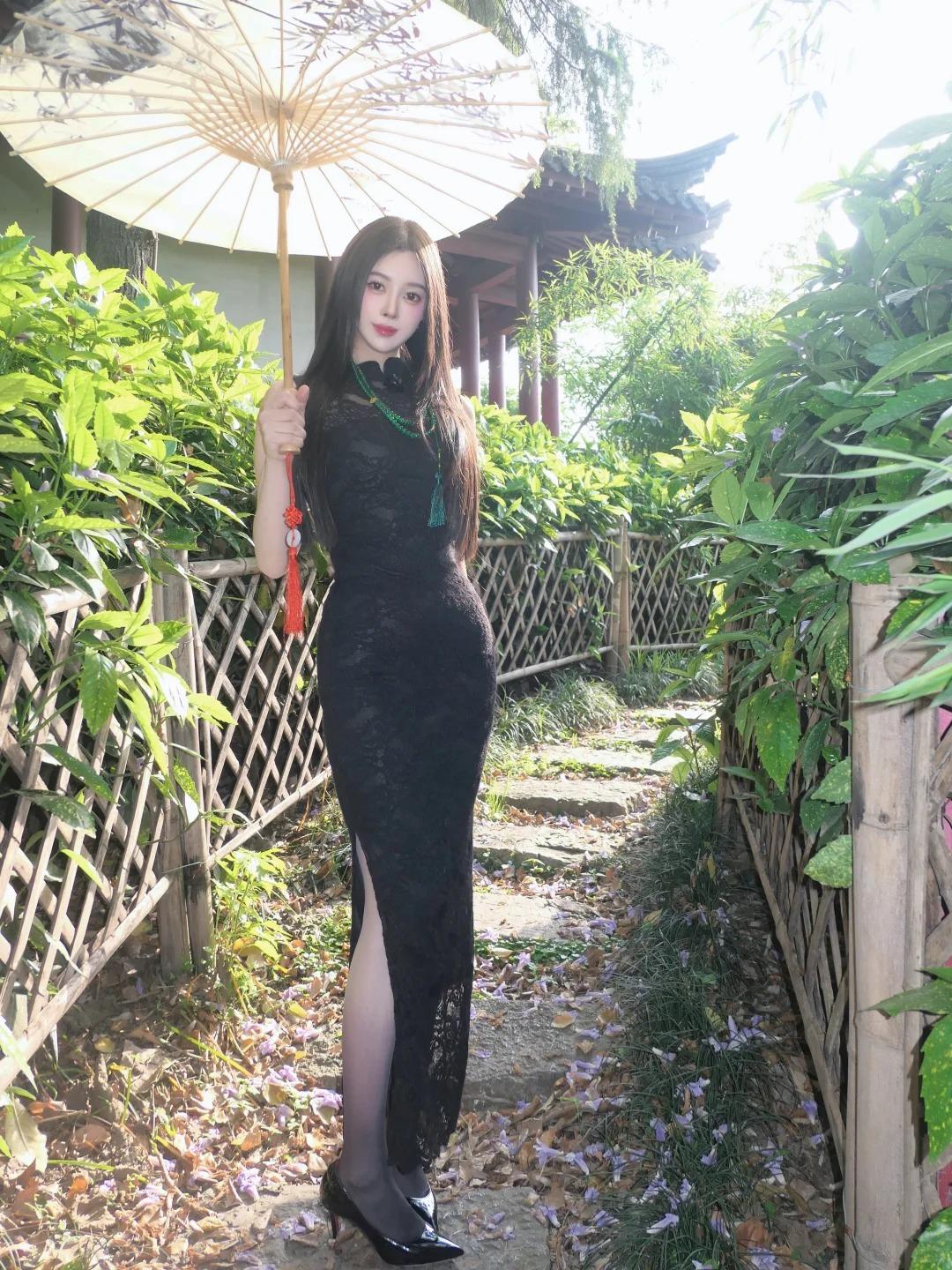 中式黑旗袍穿搭，氛围感直接封神一把油纸伞，一袭黑色的旗袍，在园林里随手一拍，