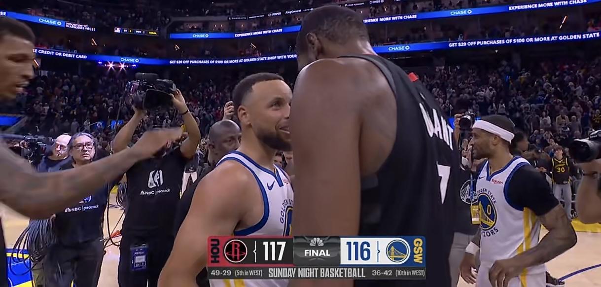 终场哨响之后，库里留在场上，与火箭球员打招呼拥抱致意！他与老队友杜兰特拥抱后聊