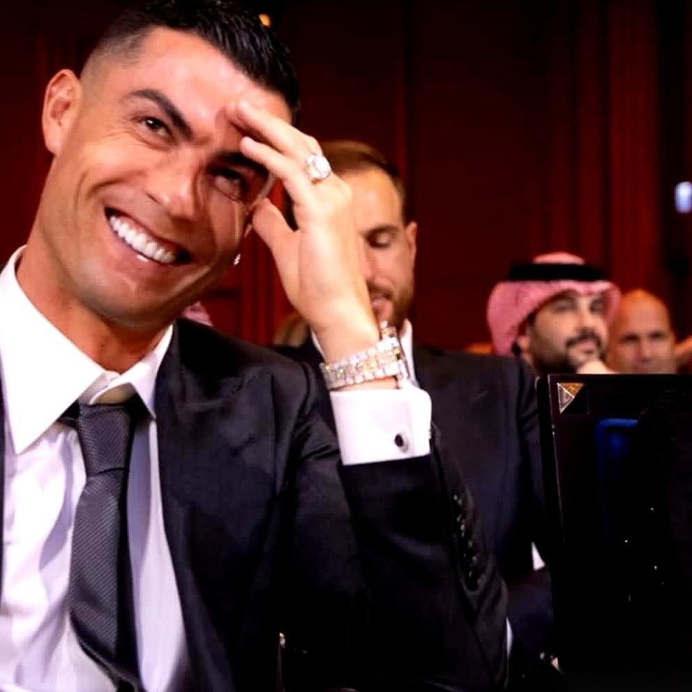 昨晚C罗拿了个奖，最佳中东球员。但我根本没关心奖杯长啥样，我的眼睛，死死地焊在