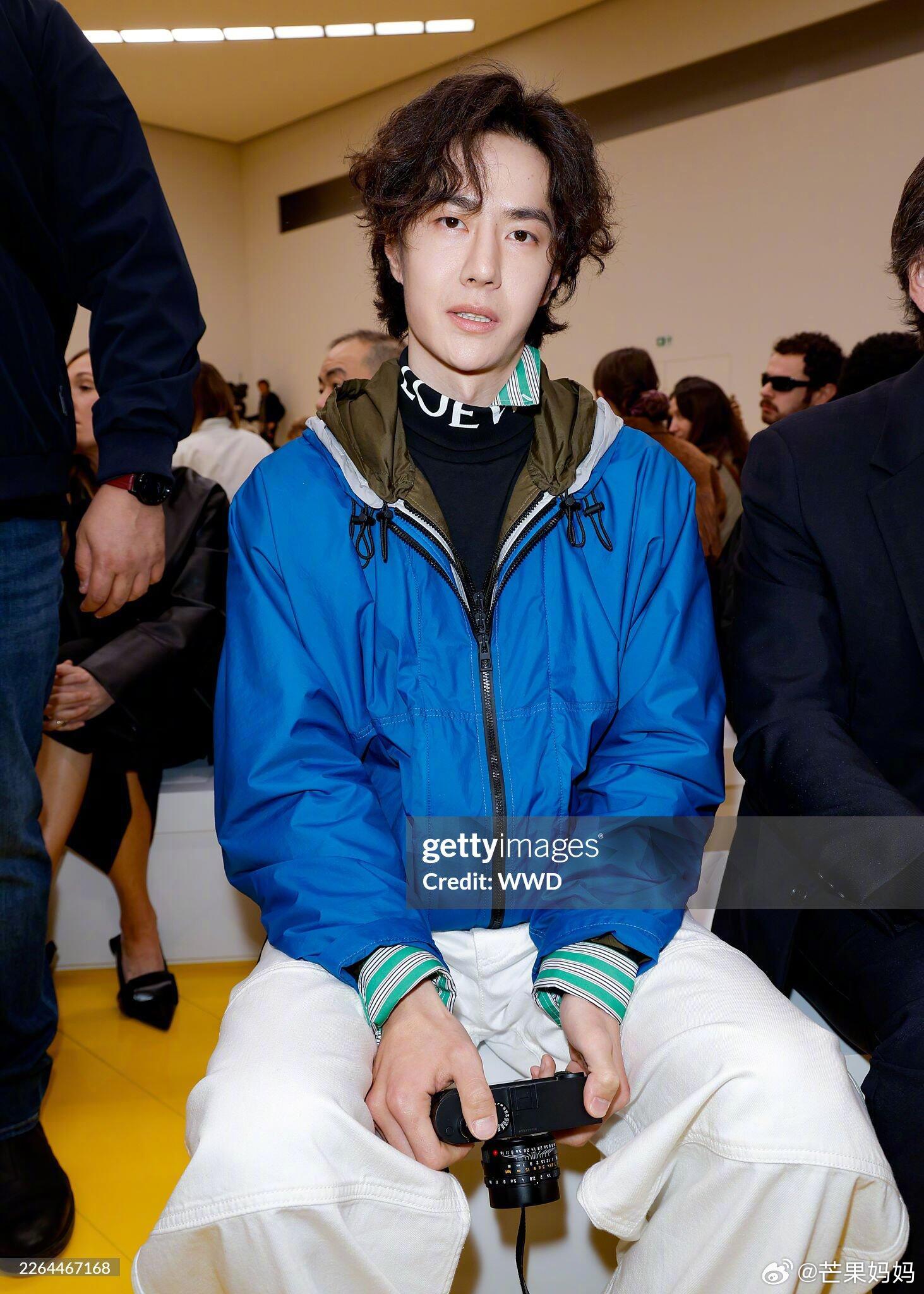 外国摄影师喊王一博喊破音了王一博巴黎看秀G社生图，这种雷霆角度都抗住了