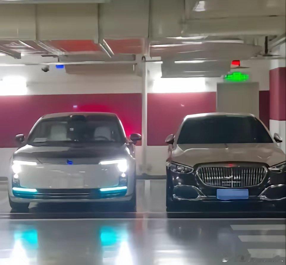 左边是80万的华为尊界S800，右边是380万的奔驰迈巴赫S680。这两辆车的外