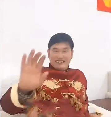 大衣哥朱之文到河南新乡受邀演出还是很受欢迎的！5月14日，大衣哥朱之文被邀请到河