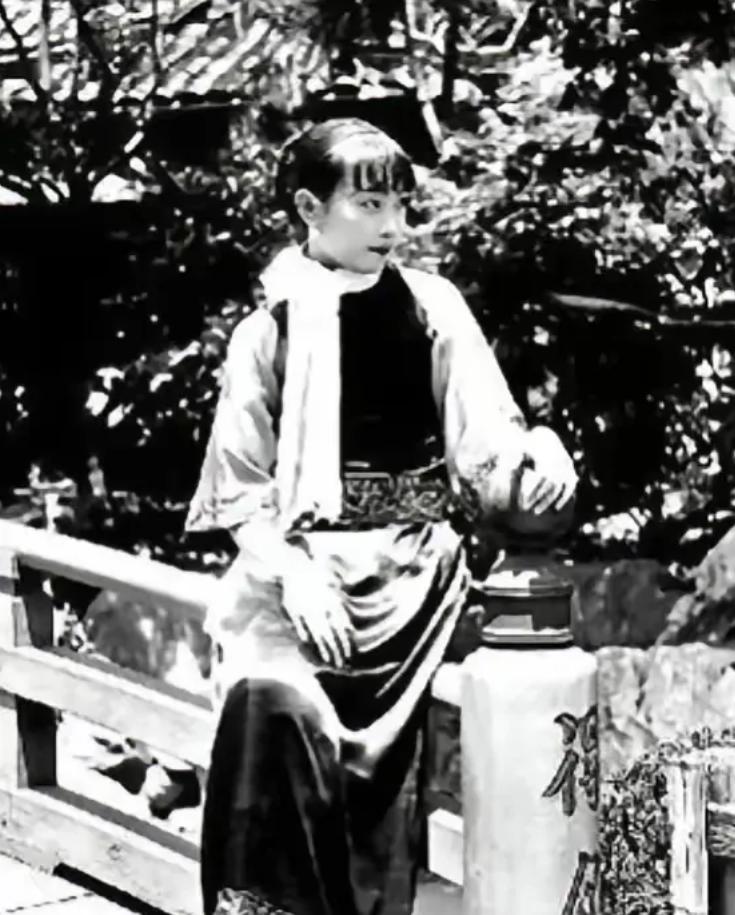 1940年2月的一个深夜，上海西郊一片荒地，几个特务把一个年轻女人推下车。她穿着