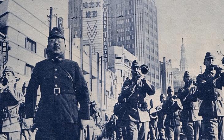 1937年日军在大连举行庆祝南京陷落大会。当他们鞠躬行礼时，一剃头匠突然从桌布下