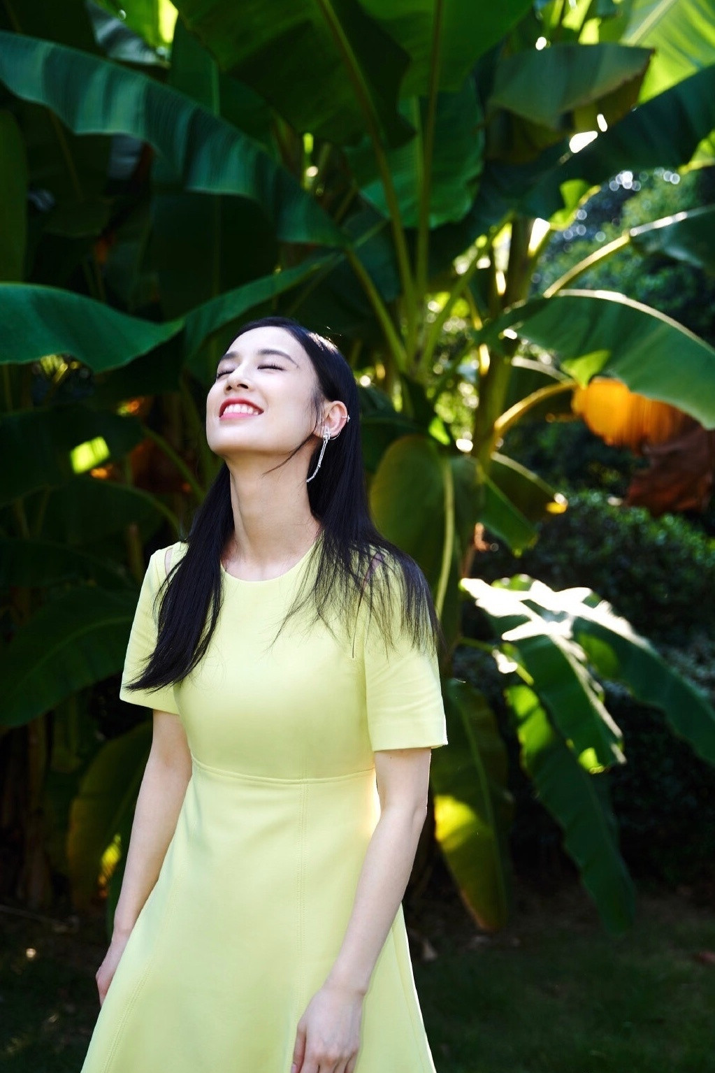 黄圣依，泳池边穿黄裙子的姐姐，好生温柔。黄圣依