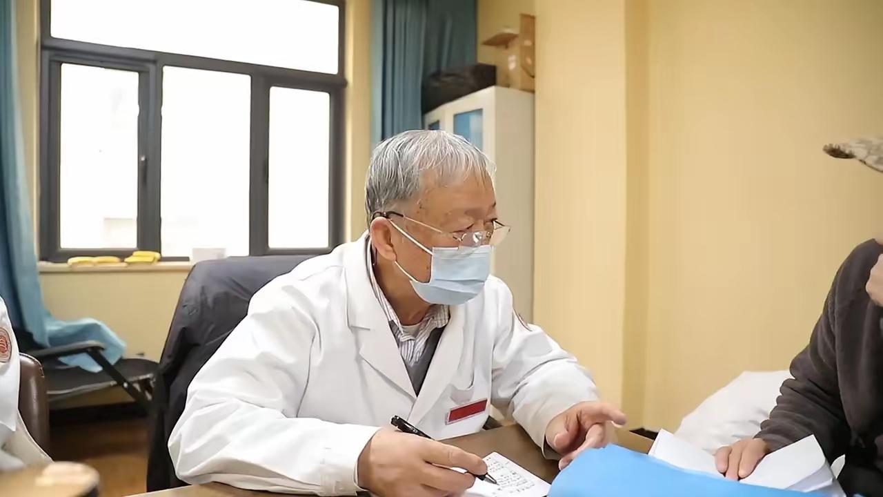 退休医生在家问诊被举报了。卫健委的人上门时，他没辩解，只是放下听诊器，平静地反问