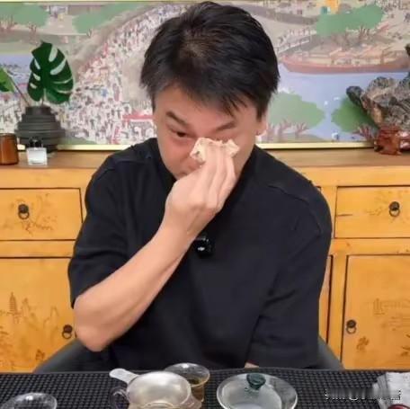 朱孝天，泪崩了！7月17日，45岁的朱孝天，冲上热搜，他在直播中情绪崩溃，说