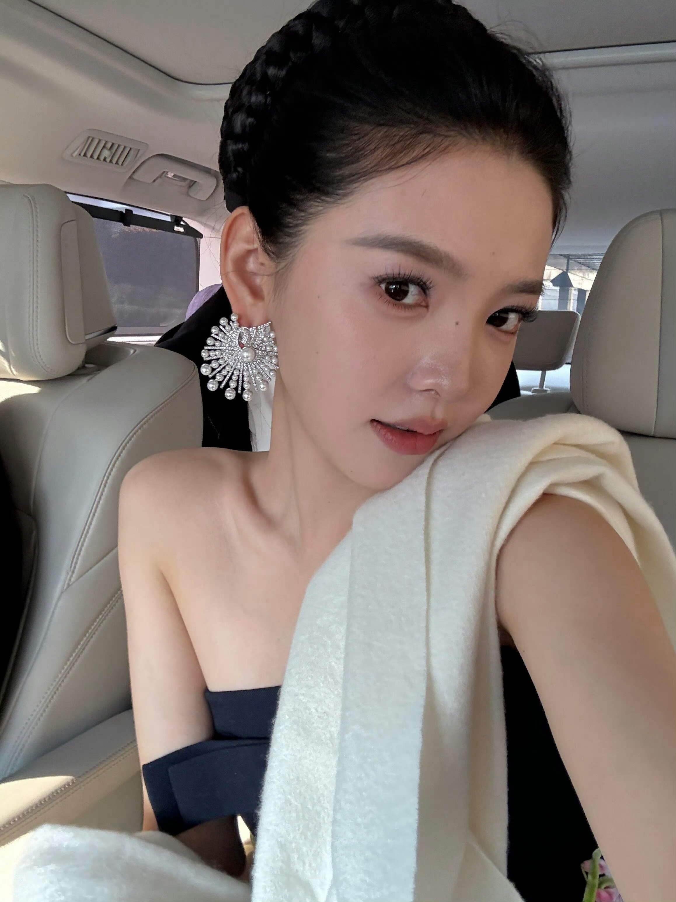 感觉章若楠不适合大光明盘发因为她的长相没有那么的大气这套造型就特别像丫鬟学少奶奶