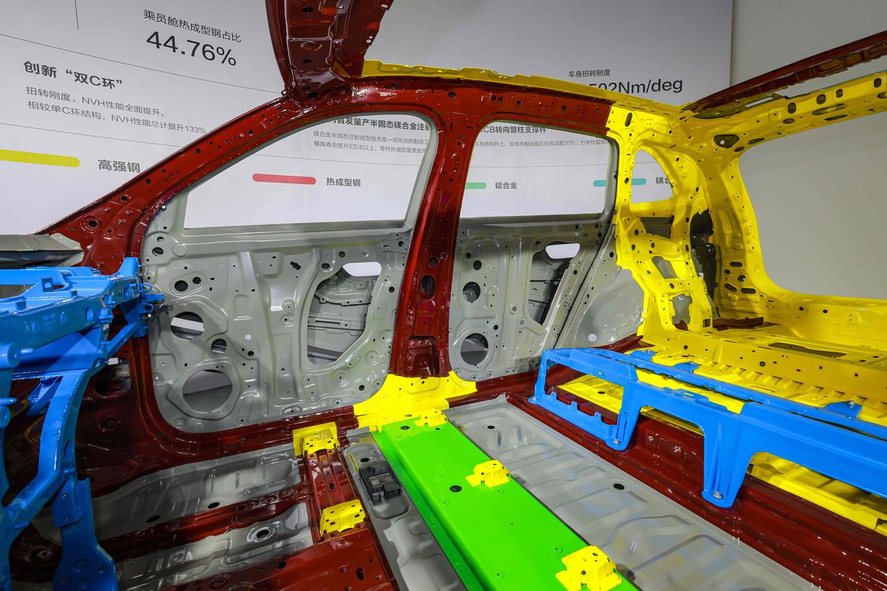 露营自由，问界M6的后备箱里装得下整个周末对于热爱户外的年轻玩家，问界M6就是