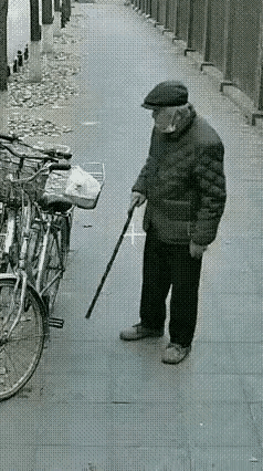 报应来的太快！都拄着拐杖的老人了，还作恶多端。不料报应来的太快，这一下