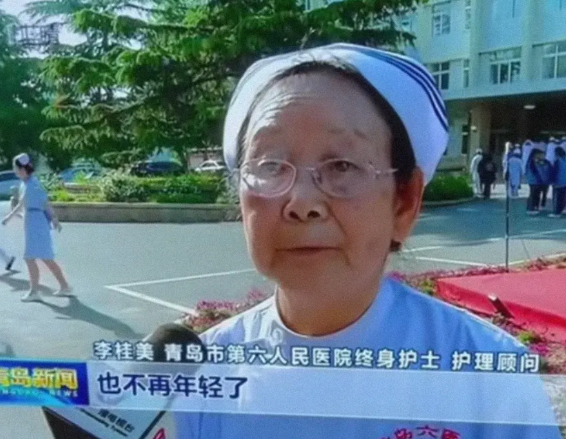 山东青岛86岁的护士奶奶被骂了！猛一看我以为是86年的护士，心想，86年有那么老