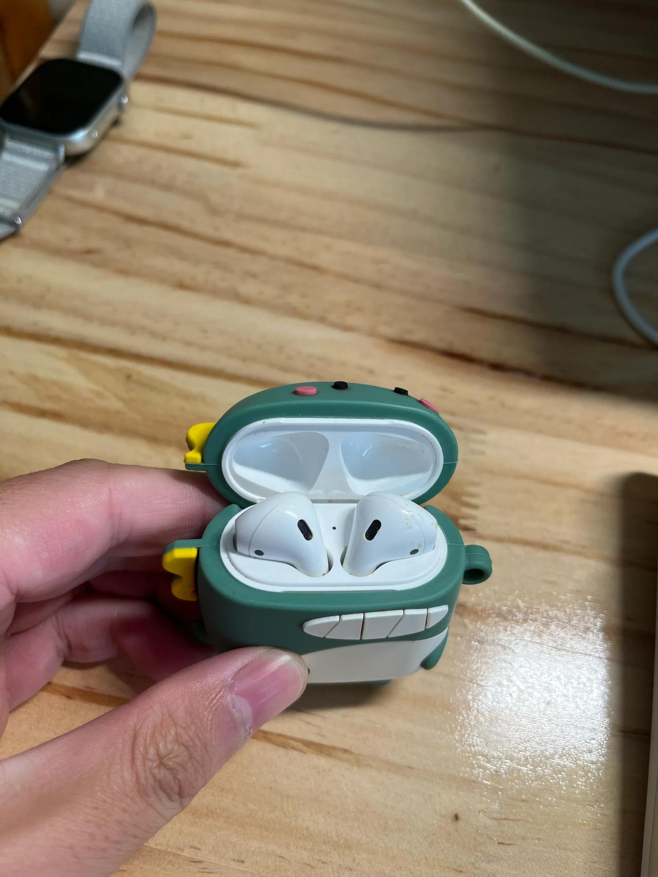 用了5年的蓝牙耳机，快要罢工了！这是我2020年11月买的蓝牙耳机，当时可是花