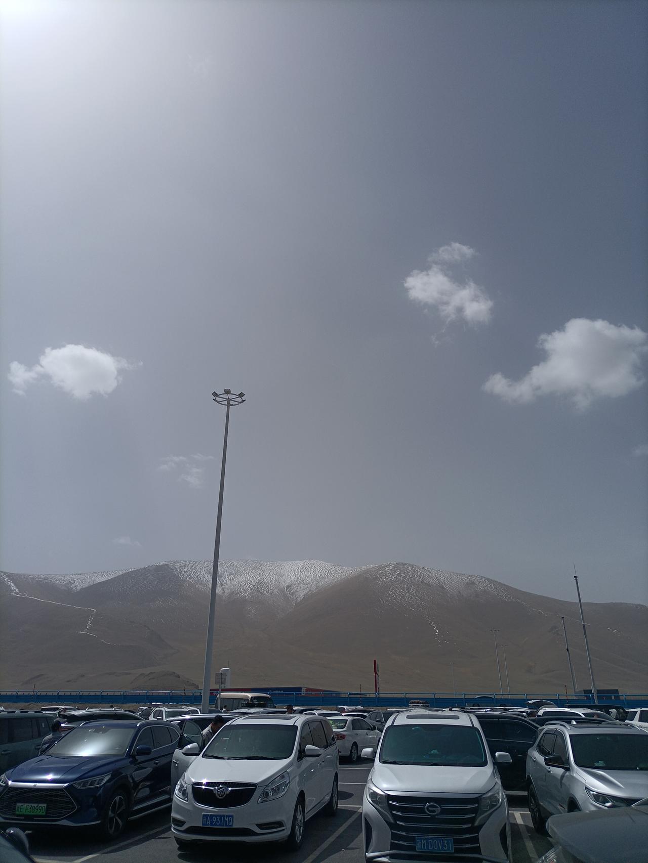 今天是古尔邦节放假第一天，我们一家子自驾游去伊犁那拉提草原。过了胜利隧道，我第一