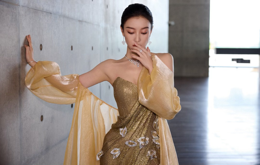 倪妮凯迪拉克品牌代言人倪妮穿金色，穿的不是颜色，是态度。那种“我不争不抢但全场