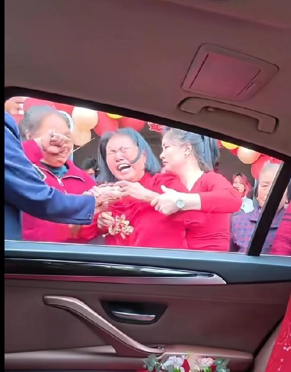 没结婚催,嫁出去了哭,老一辈是这样的,透过屏幕透过纱帘都能感觉到新娘的嫌弃这时