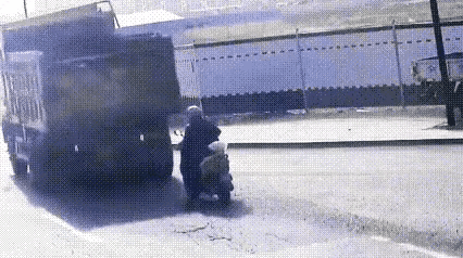 我真的越看越揪心，明明能躲开的悲剧，偏偏就这么眼睁睁发生了。车子正在往后倒，一