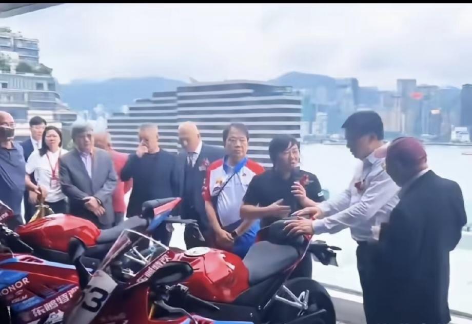 国产机车匠人香港受热捧，食神传闻引热议，张雪用实力回馈消费者张雪这趟香港行，排