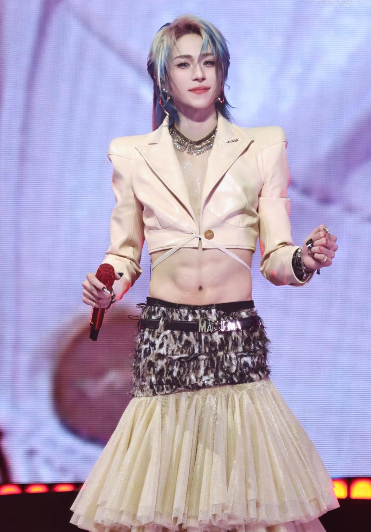 这到底是男孩还是女孩呀？傻傻分不清你说她是女孩吧，看着好像又不太像，有喉结