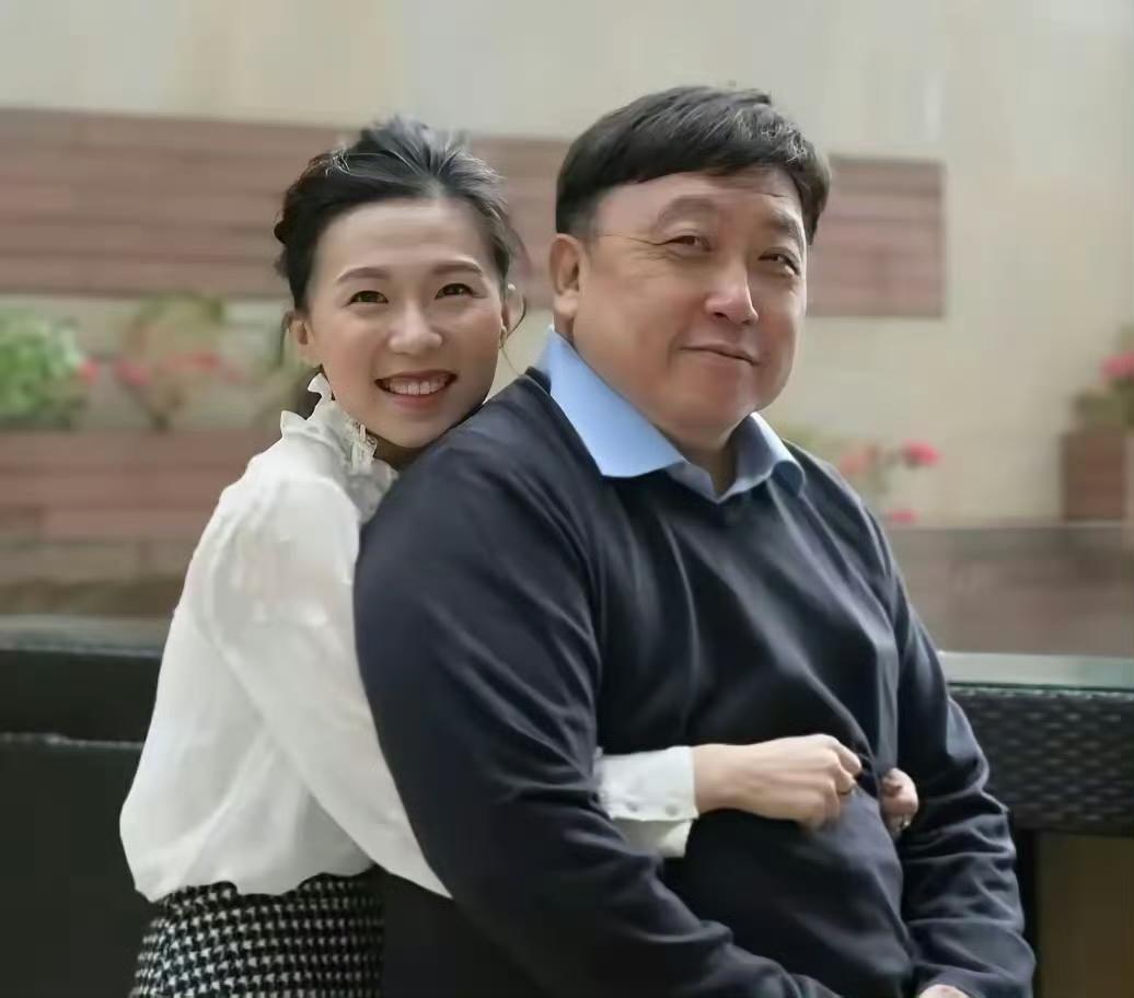 王晶近段疯狂爆料香港娱乐圈，原来是为了给女儿铺路。我说呢，皮裤套棉裤必有缘故。王