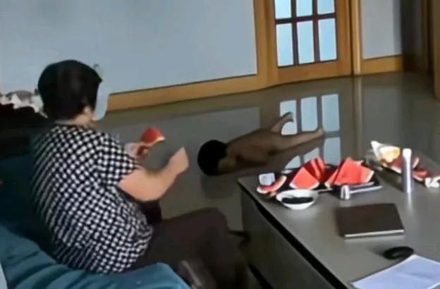 女子在监控看到的一幕，孩子在地上哭，婆婆在一旁吃西瓜，就看着孩子在地上打滚哭闹