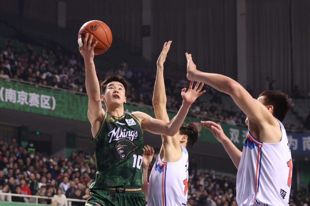 新疆队终于一雪前耻。但他们为什么能够在自家的主场以94-87的战绩强势击败了同曦