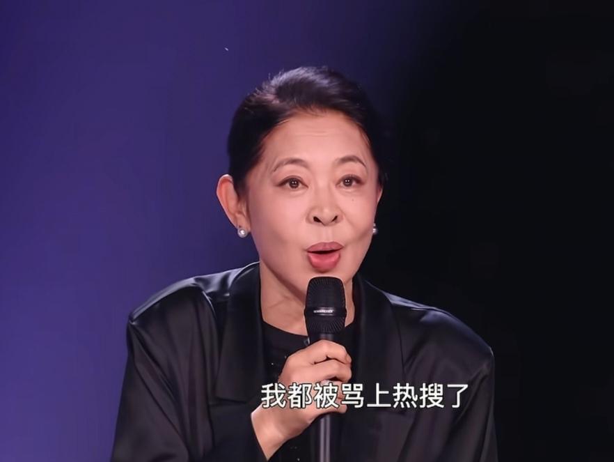 央视老台柱子倪萍竟被骂上热搜？这场风波背后，是权力膨胀的自我幻觉在作祟！曾几