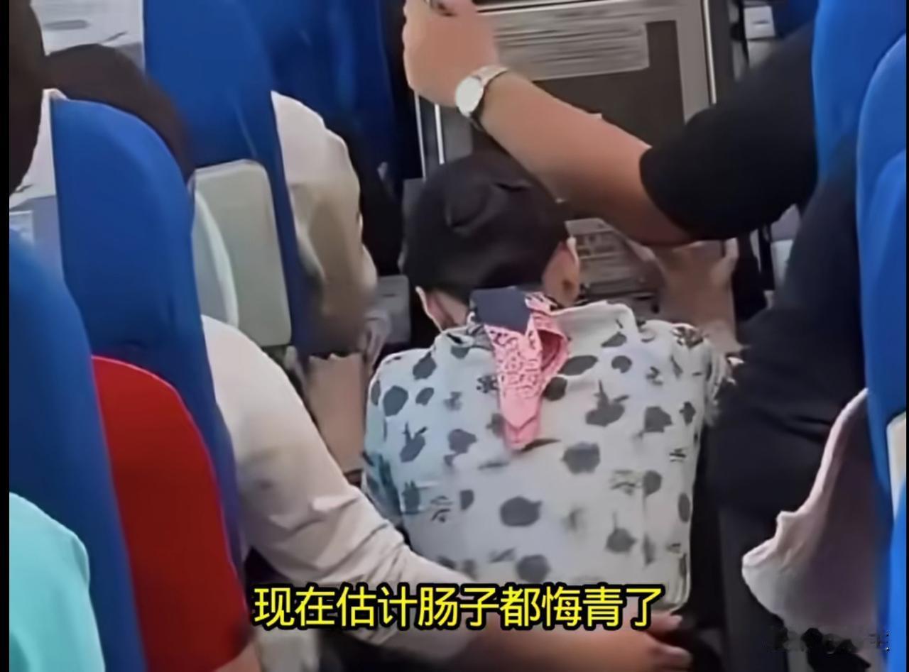 东航事件基本属实，这下当事乘客要睡不着了，因为他可能要面临以下几点：1、身份