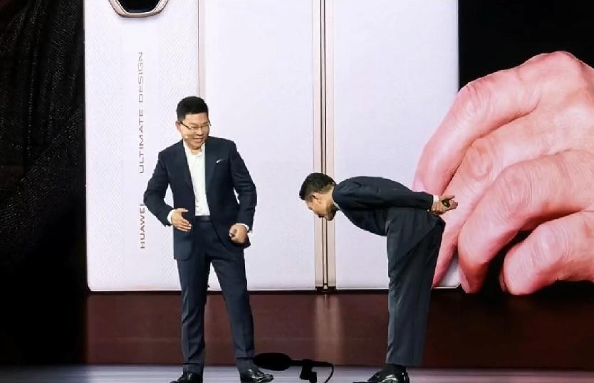 刘德华，失算了！这个鞠躬真没必要，一是对方当不起，二是有点过头了，感觉反
