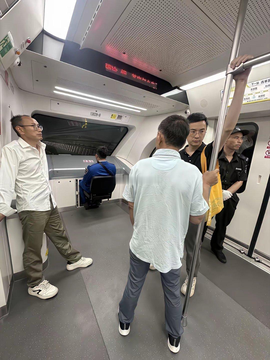 成都地铁13号线乘客和司机居然不隔开哎