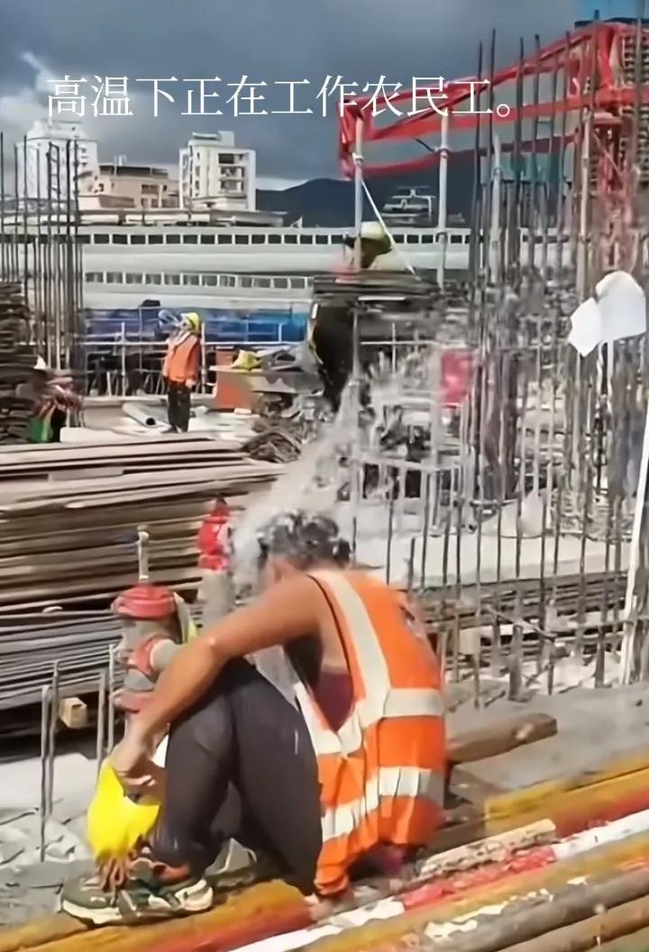 致敬！高温下工作着的农民工。昨天出去办事，感觉武汉的太阳就像一个火球，炙烤着大
