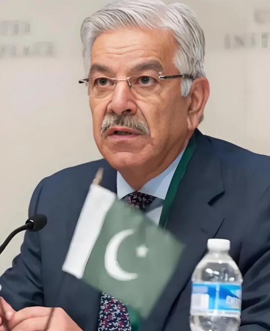 巴基斯坦国防部长阿西夫向全国发表电视讲话，强调所有阿富汗人都必须离境，不论其证件