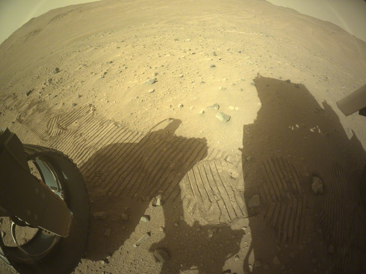 毅力号：“周末，有人要出门自驾游吗？”小朋友：“轮子里那块小石头怎么样了？还挂在