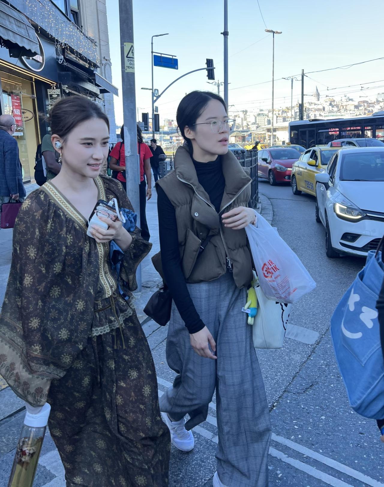 35岁何超莲在土耳其街头被偶遇，她穿着一条贵妇裙，皮肤白到发光，像剥了壳的鸡蛋一