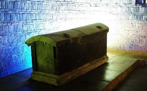 1945年，王绍义终于用炸药炸开了康熙帝景陵的地宫。当尘埃散去，六口棺椁如同沉睡