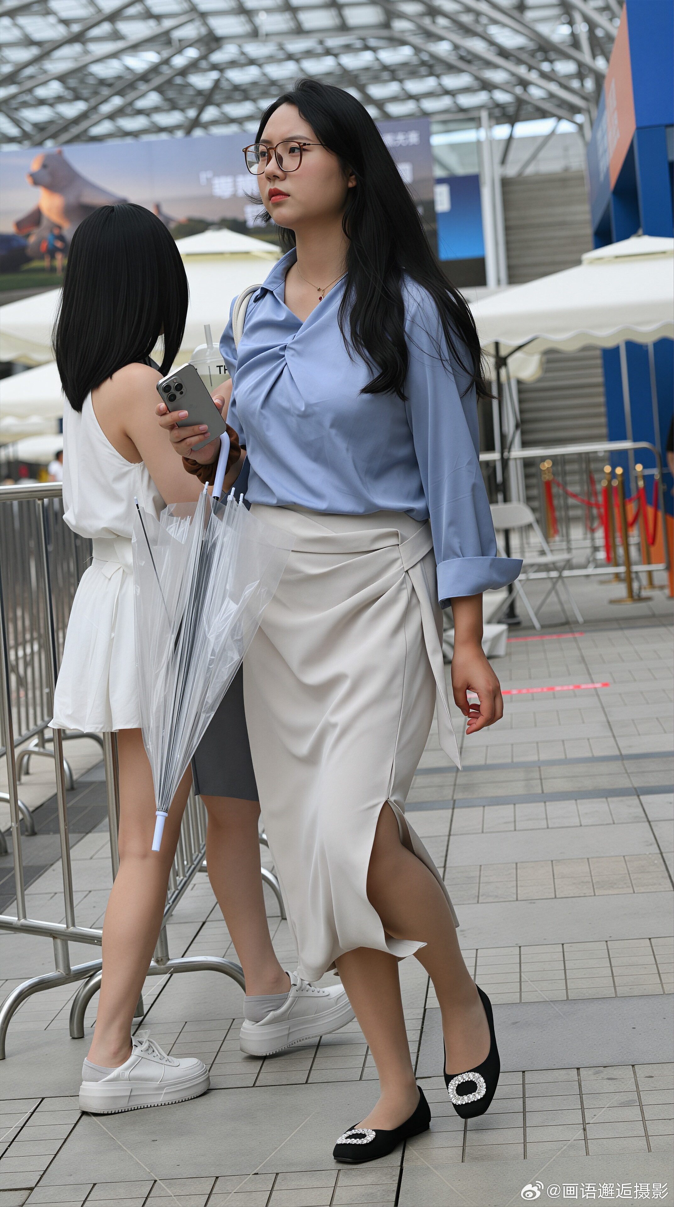 发现你的魅力淡蓝衬衫如晴空一隅，米白开叉裙似流云垂地，行走间摇曳出诗意的韵律。