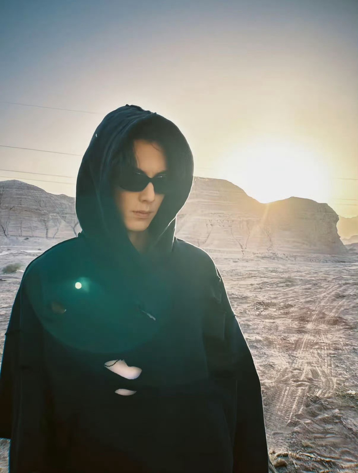 王鹤棣打掉拍摄者手机先不说对错，偷拍本身就是不尊重人的行为。艺人的私人空间需要