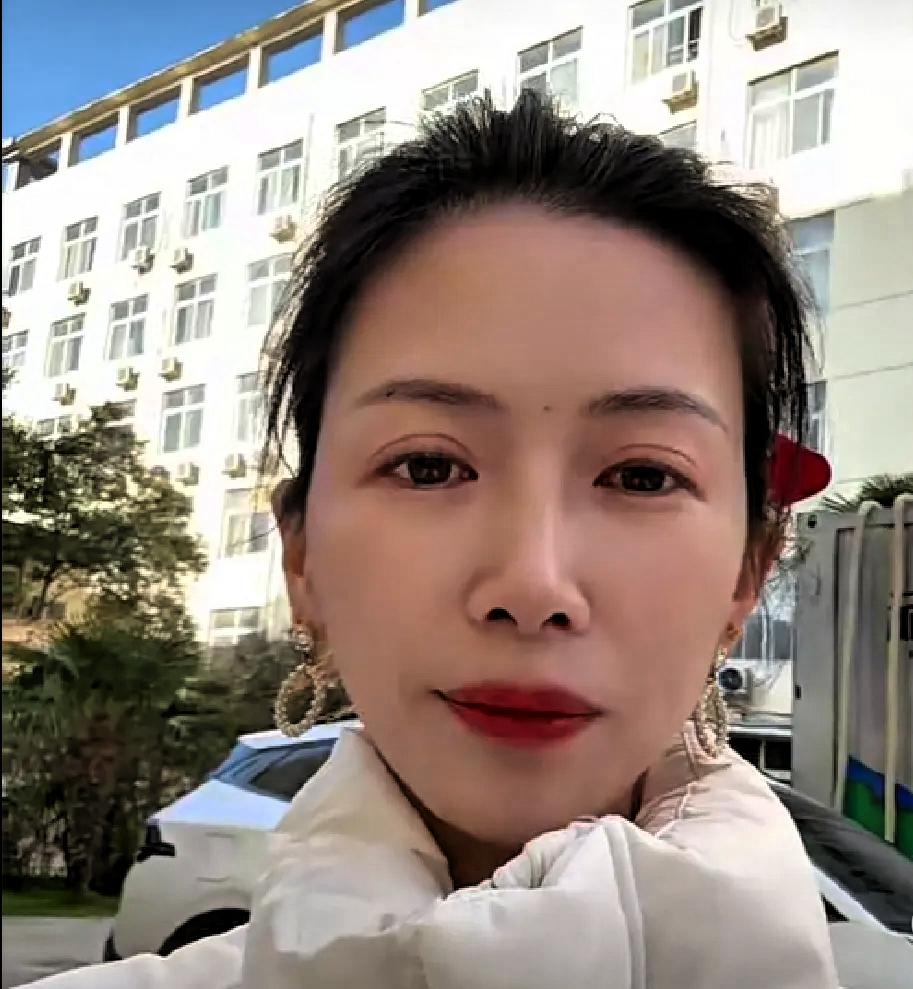 原配给出轨丈夫道歉火出圈原配给出轨丈夫公开道歉的事儿火了，网友追着喊更，这